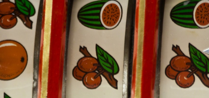 Früchte-Spielautomaten mit Kaugummis